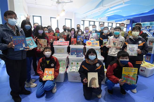 臺中向日葵社會福利慈善事業基金會捐贈彰化大城、二水國中兩座「英文愛的書庫」，23日聯合揭牌，圖為大城國中英文愛的書庫。（吳敏菁攝）