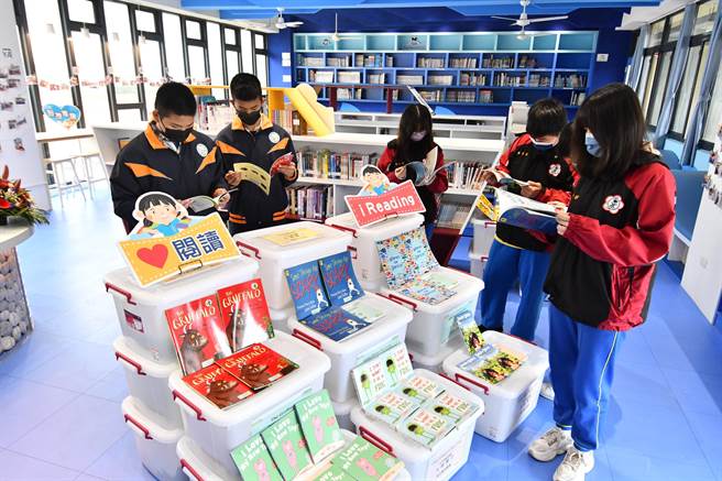 臺中向日葵社會福利慈善事業基金會捐贈彰化大城、二水國中兩座「英文愛的書庫」，23日聯合揭牌，圖為大城國中英文愛的書庫。（吳敏菁攝）