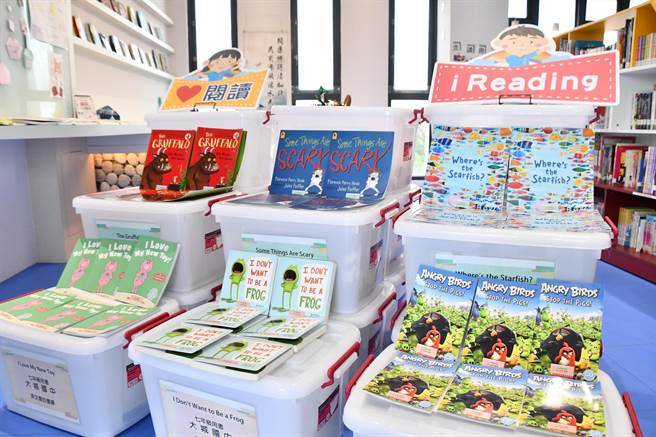 臺中向日葵社會福利慈善事業基金會捐贈彰化大城、二水國中兩座「英文愛的書庫」，23日聯合揭牌，圖為大城國中英文愛的書庫。（吳敏菁攝）