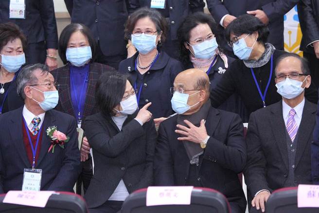 民进党中常会通过选对会成员初选中立条款，自即日起，所有初选参选人文宣，皆不得使用选对会成员作为宣传。言下之意，蔡英文总统（左二）、副总统赖清德与行政院长苏贞昌（右二）等人都不能与参选人同挂广告看板，蔡、苏二人23日出席「中华民国地政士公会全国联合会理事长交接暨理监事授证就职典礼」时频频交换意见。（张铠乙摄）
