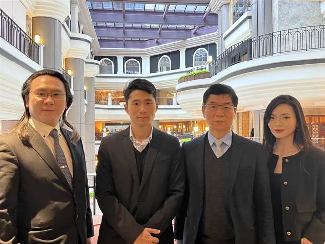路迦美国肝癌孤儿药在台临床试验正式启动，已核准于4家医疗院所执行试验，预计最快第1季底前启动收案。图左起分别为董事长唐稚超、总经理刘朝安、顾问刘炳中、副总刘岱琳。(路迦提供)