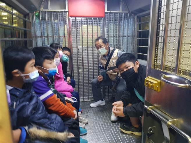 佳冬鄉公所與屏東地方法院今年擴大舉辦鄉內所有國中小師生參訪法院廉政教育活動。（佳冬鄉公所提供／謝佳潾屏東傳真）