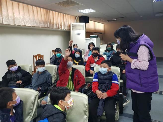 佳冬鄉公所與屏東地方法院今年擴大舉辦鄉內所有國中小師生參訪法院廉政教育活動。（佳冬鄉公所提供／謝佳潾屏東傳真）