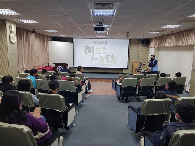 佳冬鄉公所與屏東地方法院今年擴大舉辦鄉內所有國中小師生參訪法院廉政教育活動。（佳冬鄉公所提供／謝佳潾屏東傳真）