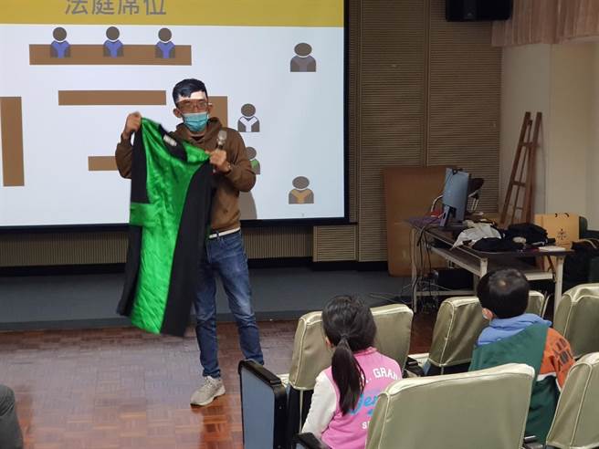 佳冬鄉公所與屏東地方法院今年擴大舉辦鄉內所有國中小師生參訪法院廉政教育活動。（佳冬鄉公所提供／謝佳潾屏東傳真）