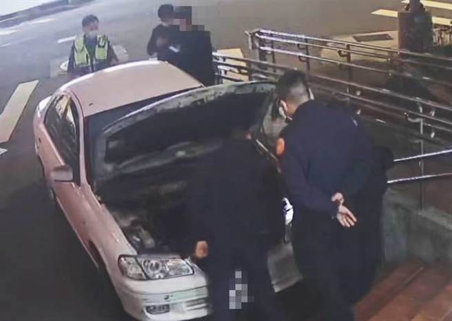 員警仔細檢查引擎號碼，發現與車籍資料不符，當場扣車開罰。(翻攝照片／林郁平台北傳真）