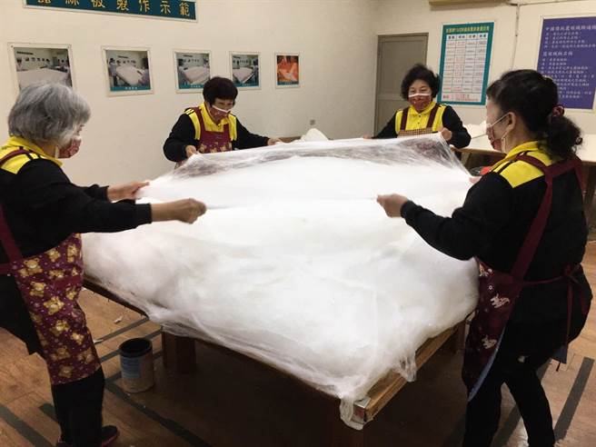 台南下营农会蚕丝被热销，较去年同期成长5成。（刘秀芬摄）