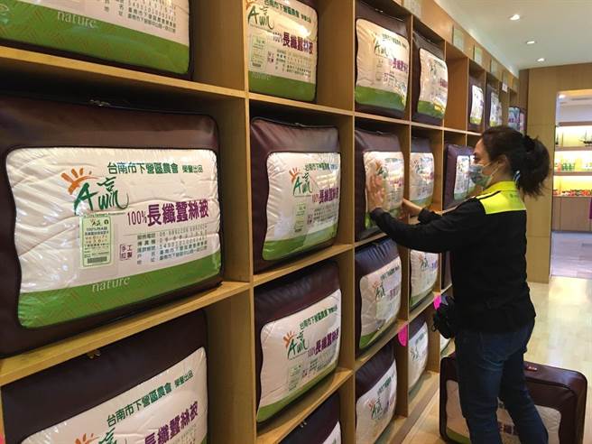 台南下营农会蚕丝被热销，较去年同期成长5成。（刘秀芬摄）