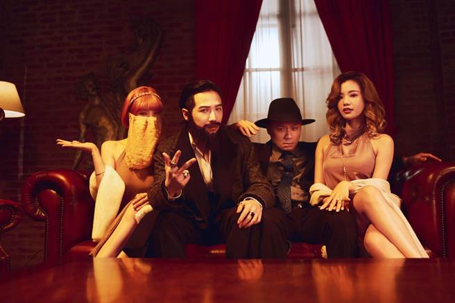 熊仔（左二）近來推出新歌，秀出留濃密鬍子的新造型。（索尼音樂提供）
