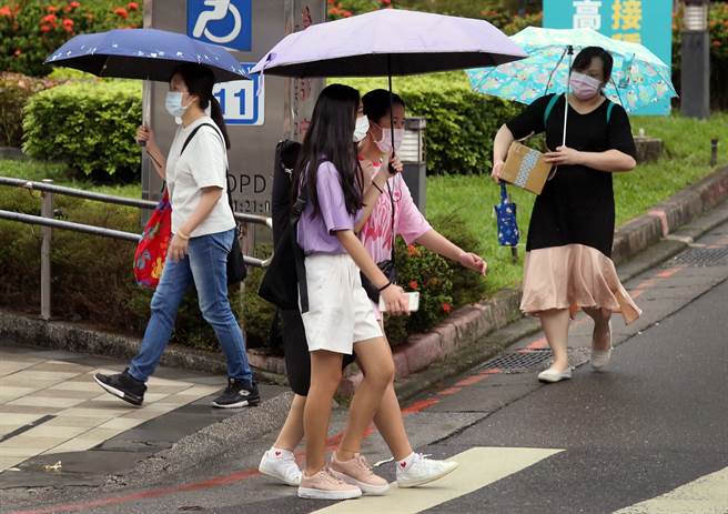 明（24日）起全台雨勢明顯趨緩，天氣型態由濕冷轉為乾冷。（本報系資料照／范揚光攝 ) 