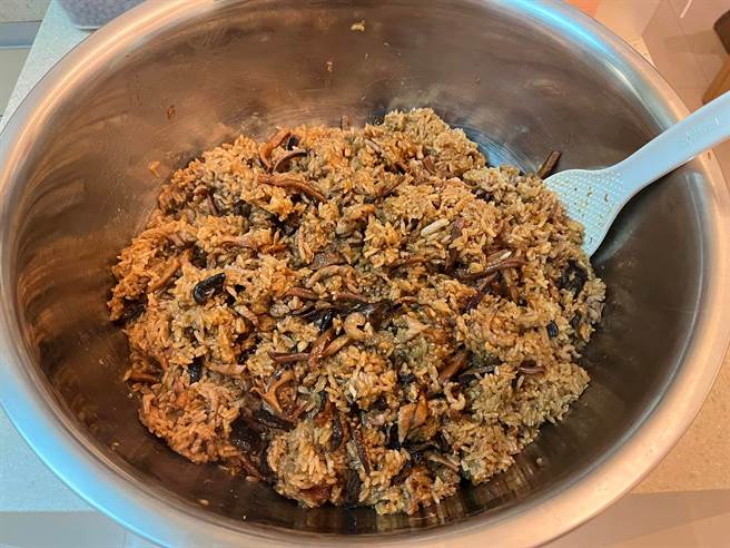 虎爸宠女儿之「萧家五宝油饭」。（图／取自萧淑慎脸书）