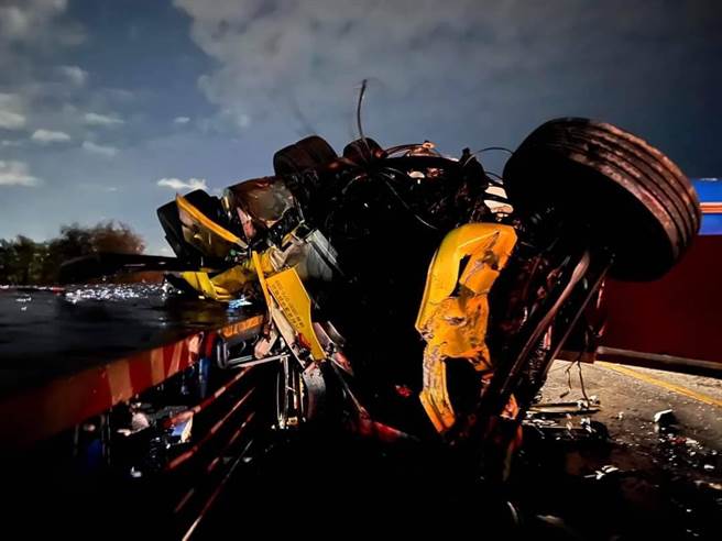 台61线西滨快速道路北上163公里处、彰化伸港路段，23日晚间9时许发生一起车祸事故，据了解，为一辆联结车因不明原因横卡且翻覆在北上外侧车道，（翻摄自记者爆料网）