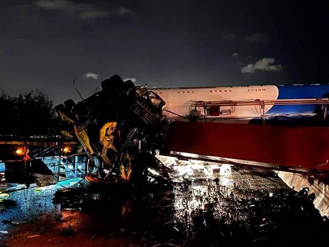 台61线西滨快速道路北上163公里处、彰化伸港路段，23日晚间9时许发生一起车祸事故，据了解，为一辆联结车因不明原因横卡且翻覆在北上外侧车道，（翻摄自记者爆料网）