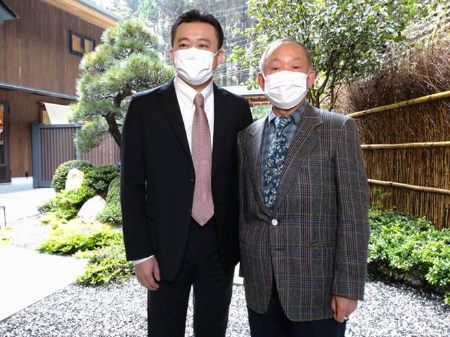 （宝元纪董事长蔡其建(右)与总经理蔡明伦父子俩携手打造顶级旅宿「溪山行馆」。图／曾丽芳）