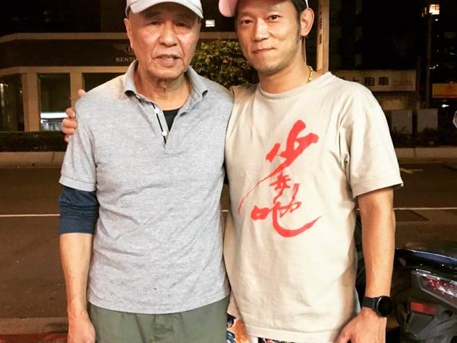 顏正國（右）拍《少年吔》是向前輩侯孝賢等電影人致敬。（取自臉書）