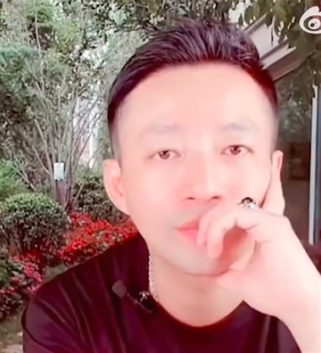 汪小菲无名指戴大戒指。（图／取自微博）