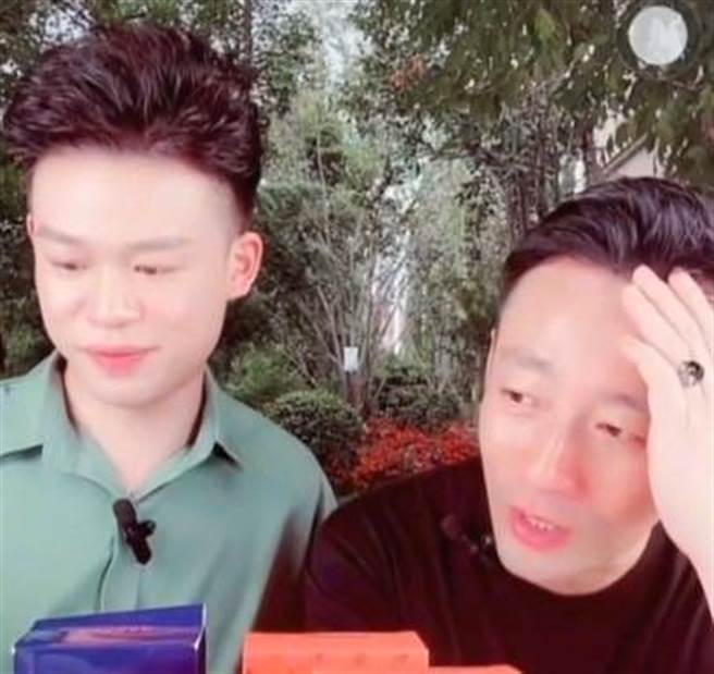 汪小菲（右）无名指戴大戒指。（图／取自微博）