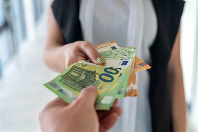 一名女网友表示，有路人在转运站向她借钱，但对方疑似只想讨现金，让她很困惑。（示意图／Shutterstock）