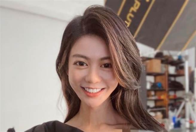 白癡公主打扮起來顏值令人驚豔，但自曝從小不笑會被人說「跩」。（圖／取自白癡公主IG）