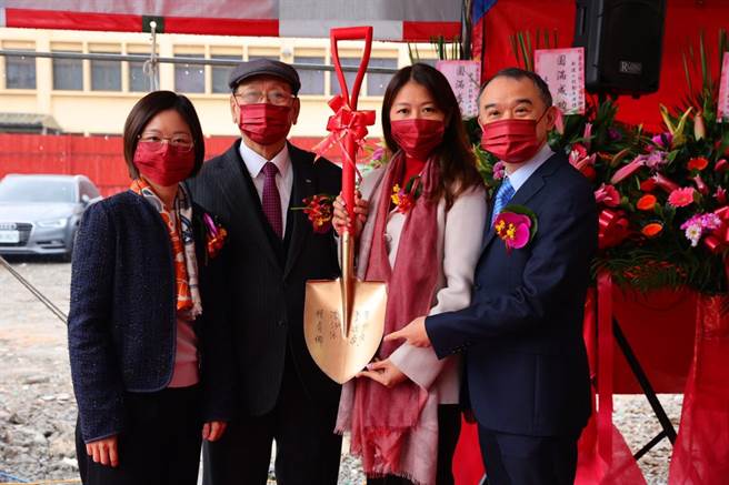 美吾華化妝品GMP新廠開工，左起美吾華集團執行董事李伊伶、董事長李成家、副董事長李伊俐，美吾華公司總經理賴育儒。(美吾華提供)