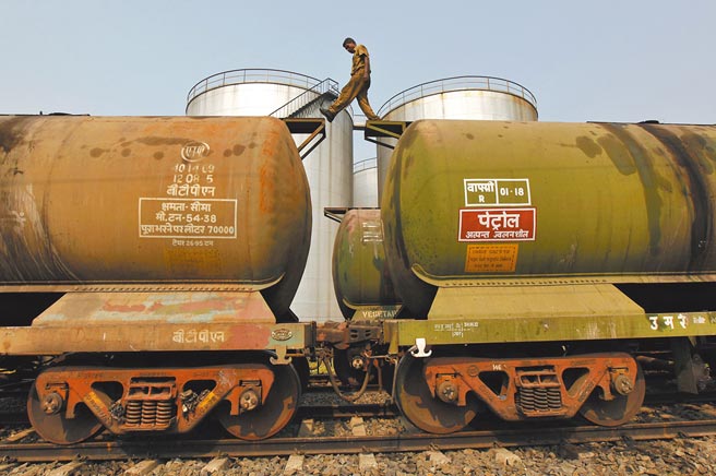 消息人士表示，若伊朗能遵守核協議的話，那美國將對其解除所有石油制裁。圖為伊朗工人在港口巡視石油貨運過程。圖／路透