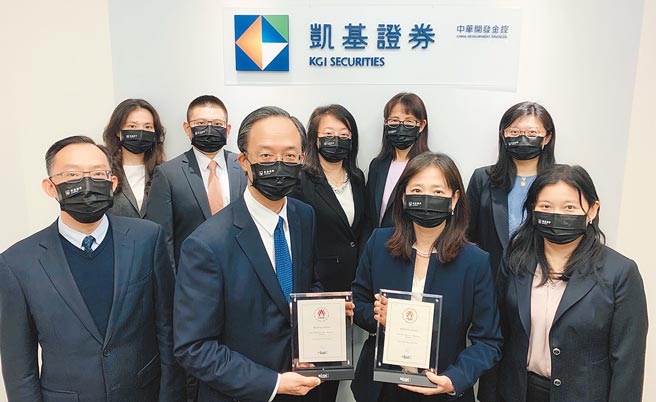凱基證券債券部主管洪韶卿（前排右二）及資本市場部主管林能顯（前排左二）帶領團隊榮獲財資雜誌《The Asset》雙獎肯定。圖／凱基證券