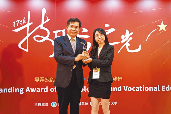 教育部部长潘文忠（左）颁第17届技职之光技职杰出奖予高苑科大电子系庄诗晴同学。图／高苑科大提供