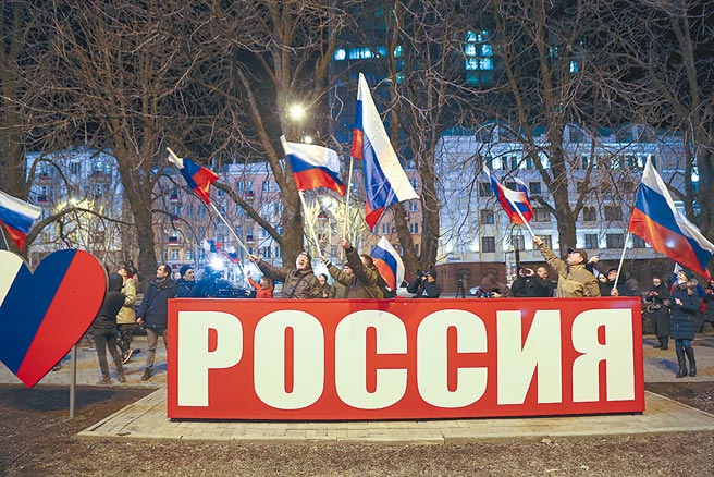 普丁形容乌克兰为「古老的俄罗斯土地」，而现代乌克兰完全是俄国割去自己部分歷史领土建立的。图为乌东亲俄人士开心挥舞旗帜的画面。（美联社）