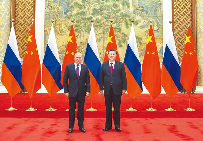 在俄罗斯承认乌东部分地区为独立国家后，北京处境显得微妙。图为中国家主席习近平（右）与俄罗斯总统普丁（左）4日会谈的画面。（新华社）