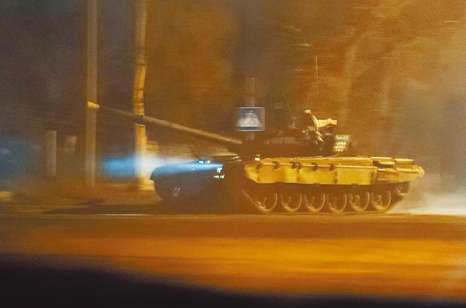 俄罗斯推动乌克兰东部亲俄的顿内茨克、卢甘斯克两区独立，等同在原本即是欧俄地缘政治缓衝区的乌克兰里，再设下「国中之国」的缓衝区。（路透）