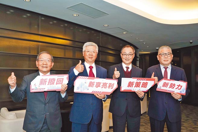 台新金控三大子公司联手，首推人机协作类全委保单。左起台新投信董事长吴光雄、台新金控总经理林维俊、台新人寿董事长蔡康、台新银行总经理尚瑞强。（台新提供）