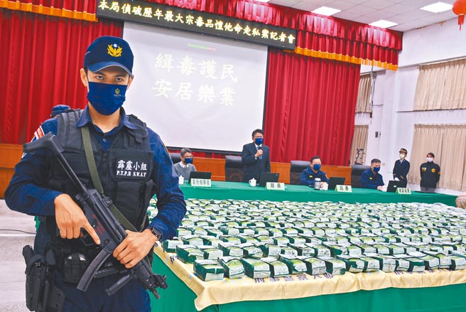 屏警侦破屏县歷年来最大宗走私毒品案，查扣三级毒品Ｋ他命369包、毛重384公斤，市价近8亿元。屏东县长潘孟安（后排站立者）亲自颁奖给有功人员，慰勉辛劳。（林和生摄）