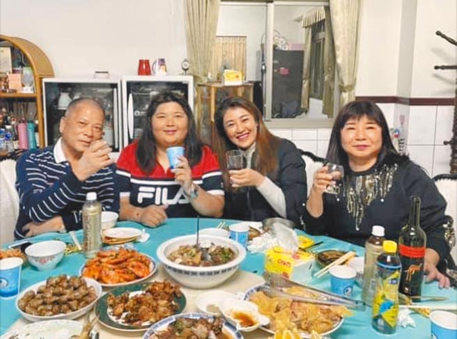 立委许淑华（右二）深入基层，推荐在地美食也与民眾搏感情。（许淑华提供／廖志晃南投传真）