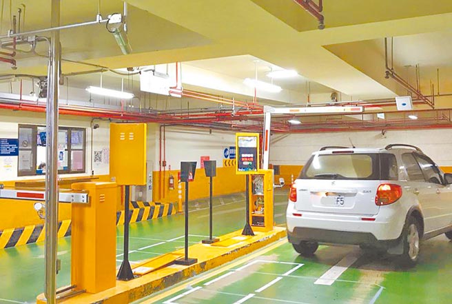 台北市府为提高停车周转率，酝酿修法调涨停车费，但市议员李明贤质疑，全市汽机车格位逐年增加，停车费收入却出现负成长，他认为应先检讨营运绩效再谈涨价。（黄婉婷摄）