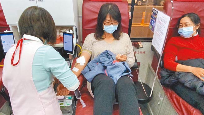 花蓮縣政府鼓勵民眾挽袖捐血，祭出捐血贈送音樂劇《貓》入場券，盼藉此提高捐血意願解決血荒。（羅亦晽攝）