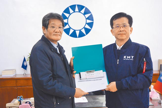 國民黨花蓮縣黨部新任主委張逸華（右）22日與原任主委黃原亮（左）交接，他誓言讓縣長徐榛蔚得票率再衝高。（王志偉攝）