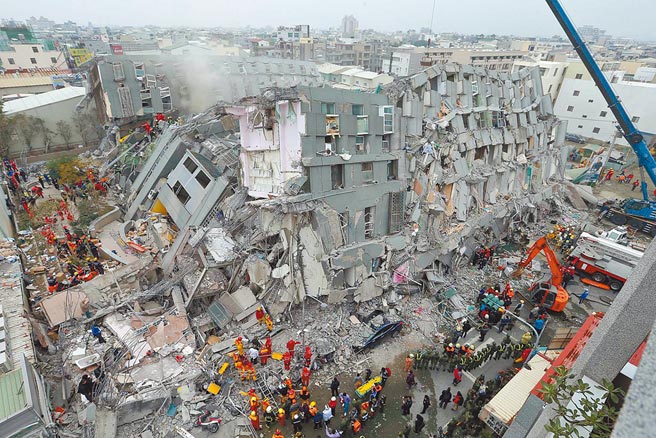 2016年2月6日凌晨，6.6强震造成台南维冠金龙大楼倒塌，共115人死亡、96人受伤。图为消防人员在倒塌的断垣残壁中搜救受困住户。（本报资料照片）