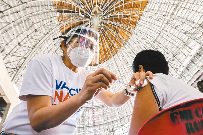 國民黨立委江啟臣指出，雖然外交部聲稱，民眾只要持有我國認可的「國際疫苗接種證明」，入境菲律賓就不用隔離。但他昨日接獲在菲台商陳情，表示菲國並不承認我方疫苗證明，因此入境仍須隔離。外交部回應，正在促請菲方盡速修訂入境相關檢疫規範。（新華社）