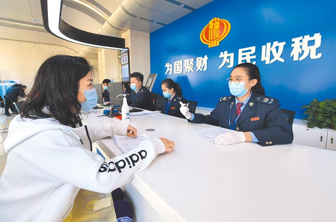 大陸財政部部長劉昆表示，在去年1.1兆元人民幣基礎上，今年將實施更大規模減稅降費。圖為民眾向稅務人員諮詢辦稅業務。（新華社）