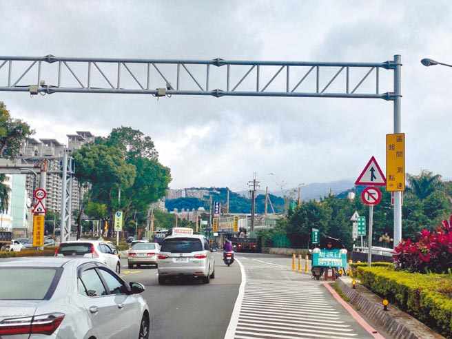 新店环河路1月恢復区间测速执法，违规不减反增，新北市长侯友宜要求警方加强宣导。（新北市交通警察大队提供／陈慰慈新北传真）