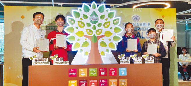 新北市长侯友宜（右一）与学生共同种下象徵SDGs 5P的树苗，表示新北是全国第一个推动VLR地方自愿检视报告的城市。（陈慰慈摄）