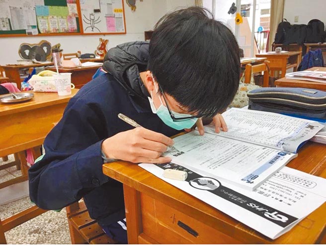 苗栗縣公館國中9年級學生詹嘉育，沒有因為視力障礙被打敗，反而樂觀進取，獲得學校提名總統教育獎選拔。（公館國中提供／李京昇苗栗傳真）