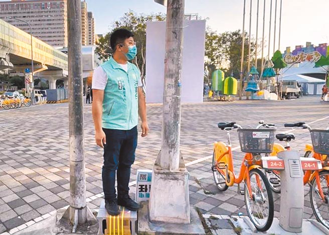 民眾党南屯区市议员参选人洪鑫任，用自制保丽龙砖充当肥皂箱，放在人行道红绿灯跟路灯的中间细缝，象徵年底选举的卡位战。（洪鑫任提供／陈世宗台中传真）