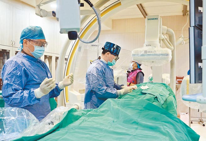 屏基透過導管將患者阻塞腦血管的血塊取出，不僅不必開腦，且可減少腦細胞壞死範圍。（屏基提供／林和生屏東傳真）