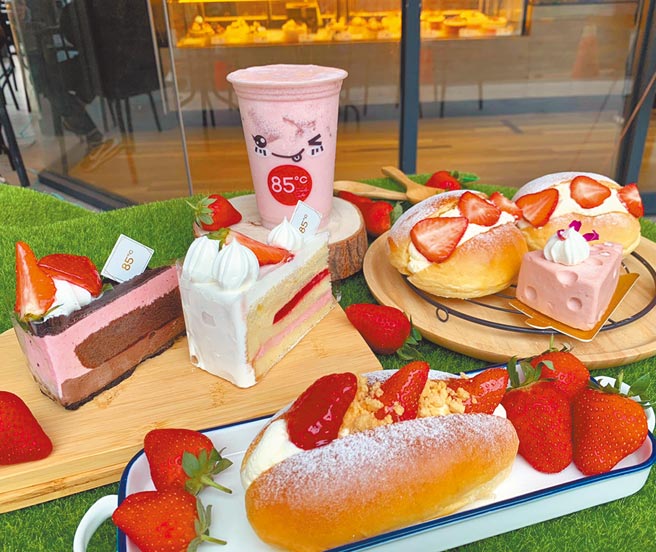 抓住草莓季尾巴，85℃推出「草莓季甜蜜大赏」（见图），另外草莓季切片和麵包坊新推出的草莓生乳包、缤纷草莓全都第二件8折（价低者折），数量有限，售完为止。（85℃提供）