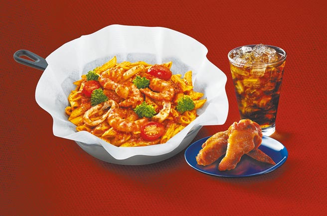 必胜客近期联手人气手游《跑跑卡丁车RUSH+》，推出限定版道具「必胜客美味Hot烧外送车」，即日起点购Hot个人独享比萨餐、纸包笔管麵餐及其他指定套餐（见图），就可获得限量跑跑卡丁车RUSH+虚宝卡一张。（必胜客提供）