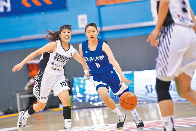 文化大学下半场逆转台科大，黄巧钧（右）攻下23分。（大专体总提供）