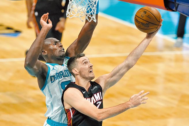 卓拉吉奇（前）被馬刺釋出後加入籃網陣營。（美聯社）