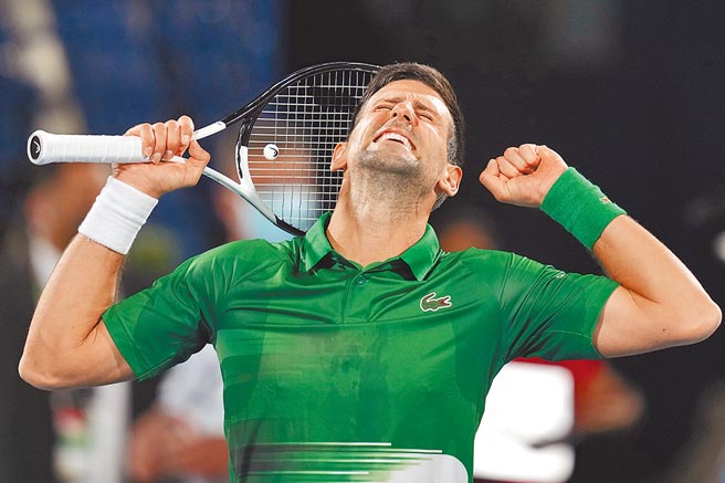 喬柯維奇在杜拜拿下今年首勝後振臂歡呼。（美聯社）