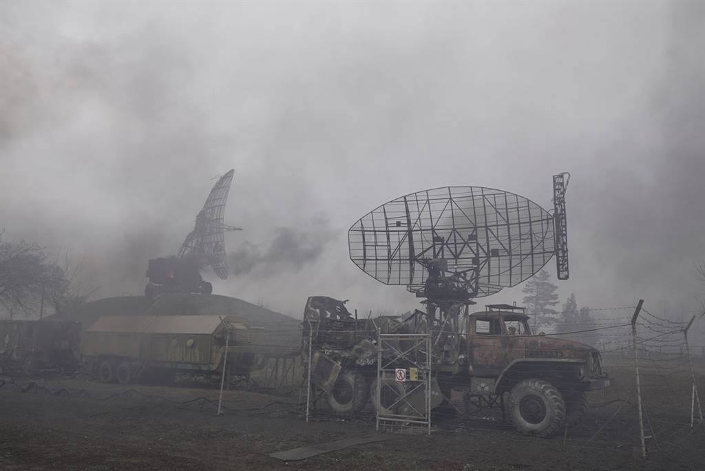 俄罗斯2月24日攻打乌克兰马里乌波尔（Mariupol）的防空基地后，现场冒出阵阵浓烟。（美联社）(photo:ChinaTimes)